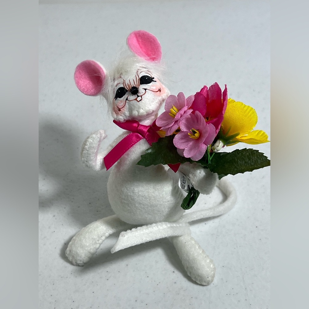 Annalee Mouse Doll with Flowers and Pink Bow 2013